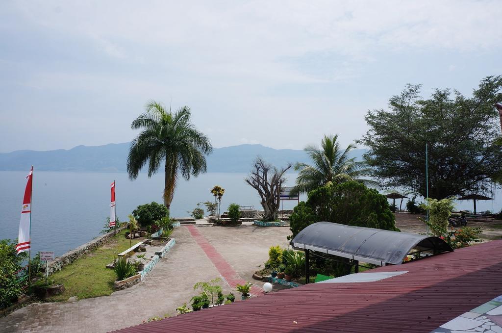 Ambaroba Resort Hotel Tuk Tuk Exterior photo